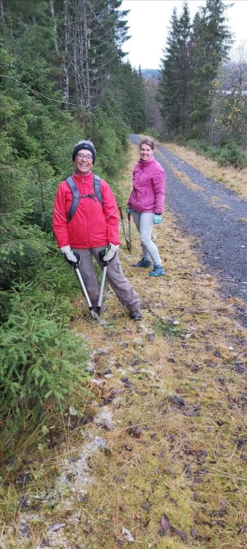 Ingrid Hartmark og Monica Syrdal klipper ned smågran oppover Bislingvegen. Foto: Oddmund Mellemstrand