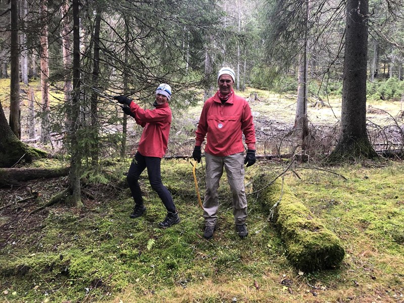 Anne Kvisgaard Gløersen og Harald Gløersen rydder løypa ved Småtjernet. Foto Jakob Skogseid.