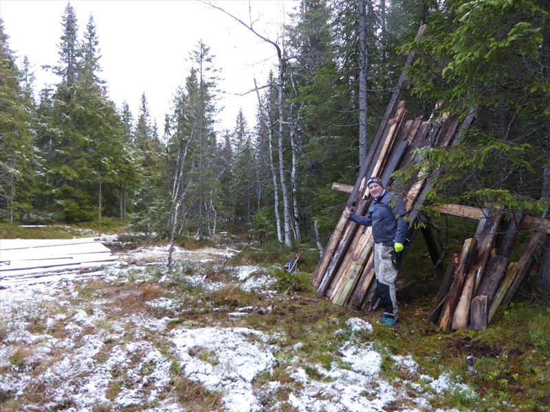 Fornøyd Leif Øie etter at vi har reist opp all planken som ble skiftet ut på brua ved Grønntjernet på forrige dugnad. Foto: Lene Li Dragland