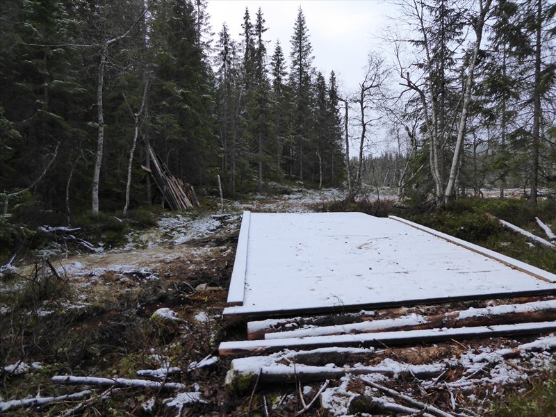 Nyreparert bru ved Grønntjernet og planker som skal kjøres ut når vi kommer til med maskin. Foreløpig er det for bløtt. Foto: Lene Li Dragland