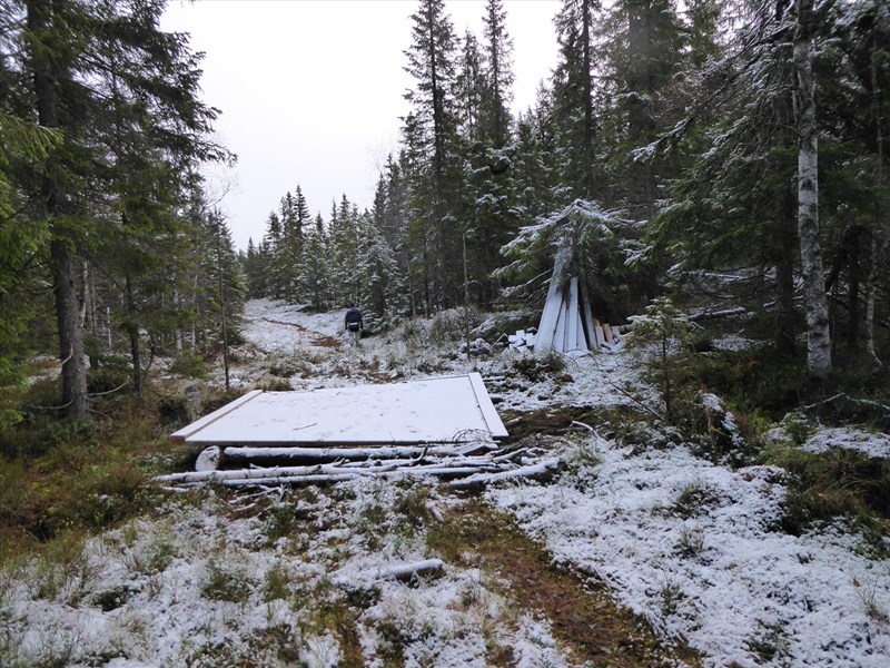 Den andre brua ved Gønntjernet – også reparert og der er også en reis med plank som skal kjøres ut. Foto: Lene Li Dragland