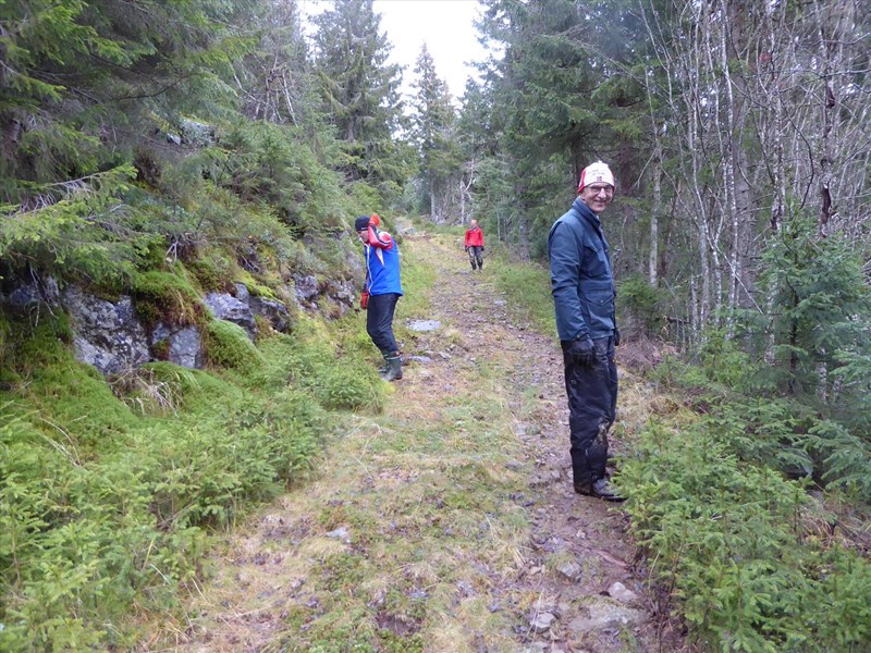 I Bislingvegen ned mot Grønntjernkrysset jobbet Joakim Lystad, Kjell Ivar Skjemstad og Terje Osmundsen med rydding av småtrær og steiner i og langs løypetraseen. Foto: Lene Li Dragland
