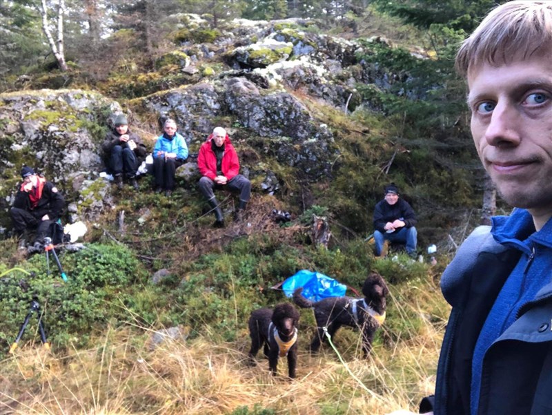 Pause i Bjønnputtløypa: Lars Petter Fjeld. Pål Heldrup Rasmussen, Berit Fløgstad, Frederik Zimmer, Terje Stensberg og hundene Leo og Pius. Selfiefoto: Anders Nordby