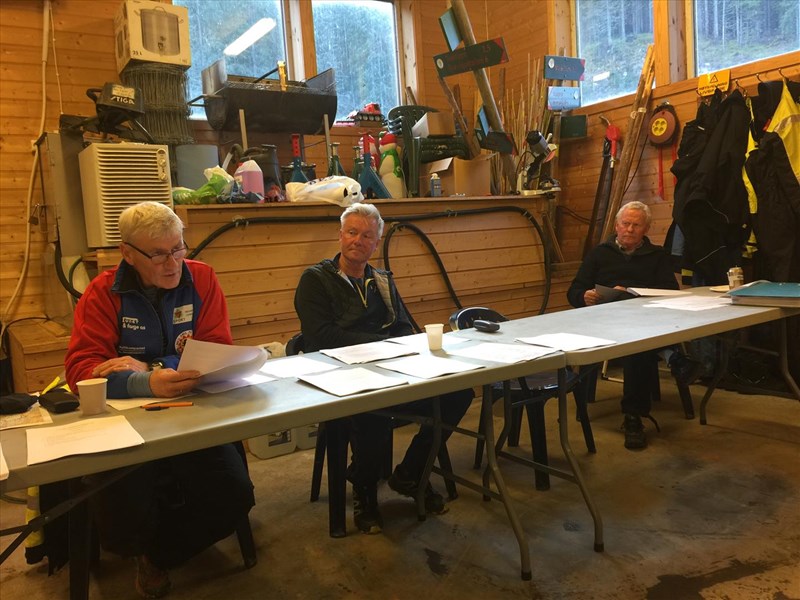 Olaf Godli leser årsberetningen. Leder Tore H. Rasmussen og avtroppende kasserer Jarle Sundelin lytter. Foto: Lene Li Dragland