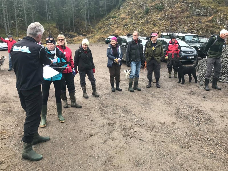 Samling på p-plassen: Tore H. Rasmussen forteller Hilde Reh Stensrud hvor langt hun skal. Lene Li Dragland, Ingeborg N. Bjørnstad, Margarete Wiese, Thorvald Grung Moe, Sigurd Børnstad, John Arff Pettersen og Frederik Zimmer. Foto: Anne Kvisgaard Gløersen