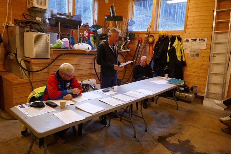 Leder Tore Heldrup Rasmussen styrer årsmøtet. Til venstre Olaf Godli, til. høyre Jarle Sundelin. Foto: Nina Grønnestad Heldrup