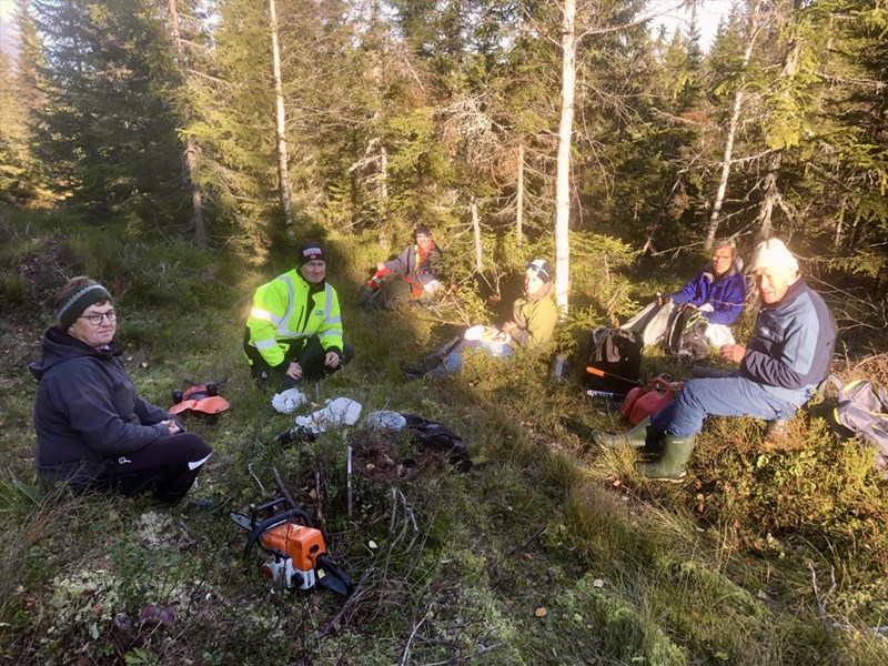 Matpause i Myllslia: Hege Marie Haakenstad Godli, Olaf Godli, Jostein Refsnes, Petter Godli, Terje Osmundsen og John Arff-Pettersen. Foto: Jakob Skogseid