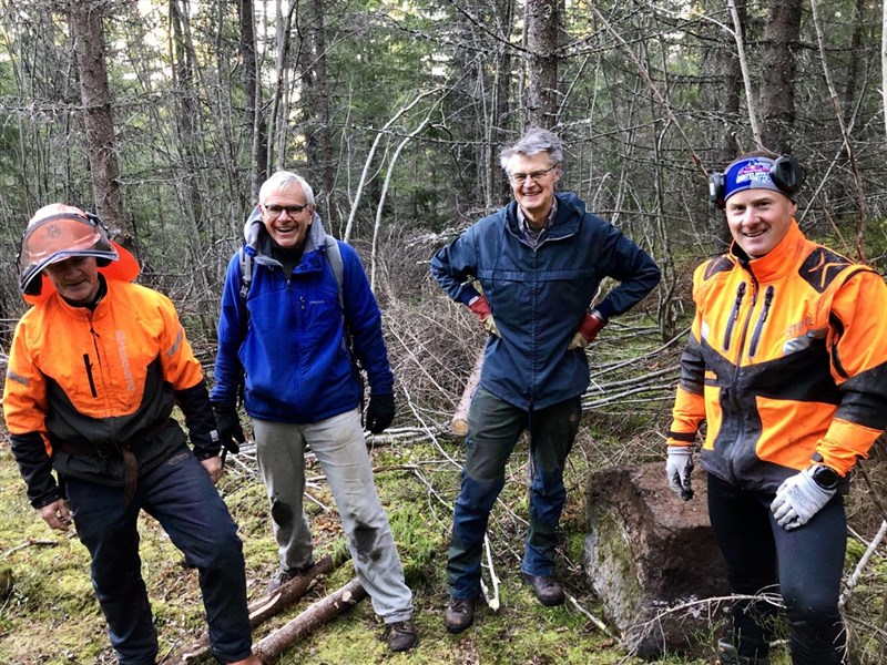 Olaf Godli, Terje Osmundsen, Nils Voje Johansen og Eivind Godli poserer ved kampesteinen de klarte å vippe ut av løypetraseen ned fra Bislingen. Foto: Thorvald G. Moe