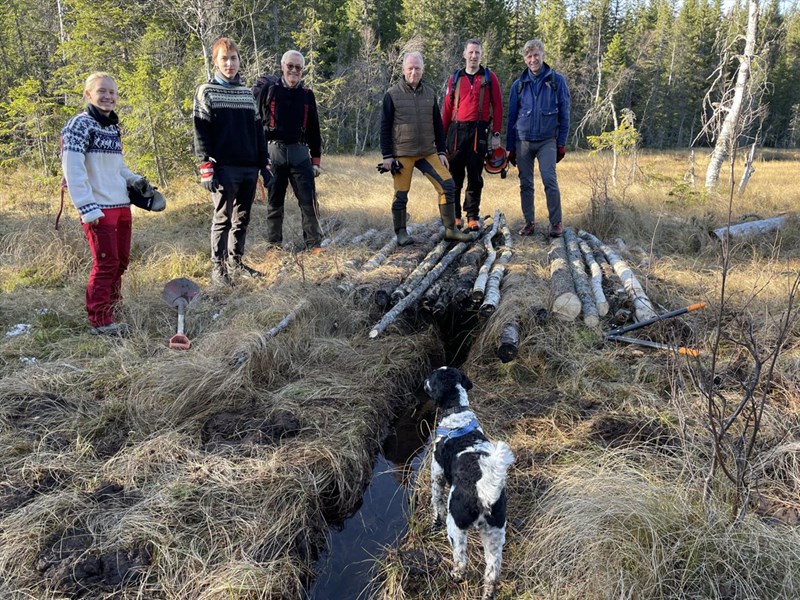 Bekken gjenåpnet, og kloppen har fått noen nye stokker. Fornøyd arbeidsgjeng: Mathilde Faanes, Nik Hunziker Thomas Knutzen, Steinar Faanes, Trond Faanes, Ole Andreas Flagstad og Pan cockapoo. Foto: Lene Li Dragland