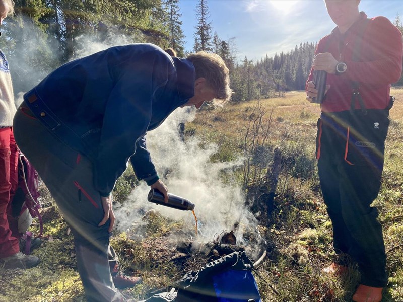 Alle rester i termosene endte som bålslukking, også Ole Andreas Flagstads kaffe. Foto: Lene Li Dragland