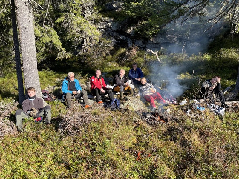 En fin bålplass gjenbrukes ved Bjønnputten. Casper Arnesen, Thomas Knutzen, Trond Faanes, Steinar Faanes, Ole Andreas Flagstad, Mathilde Faanes og Nik Hunziker. Foto: Lene Li Dragland