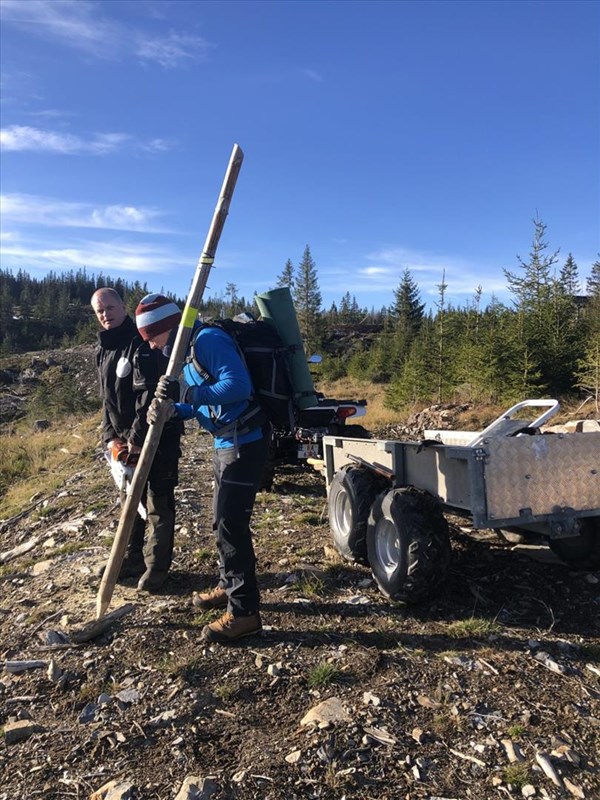 Stian Hauger og Rolf Jappee merker løypa opp til Elgkollen. Foto: Tore Heldrup Rasmussen