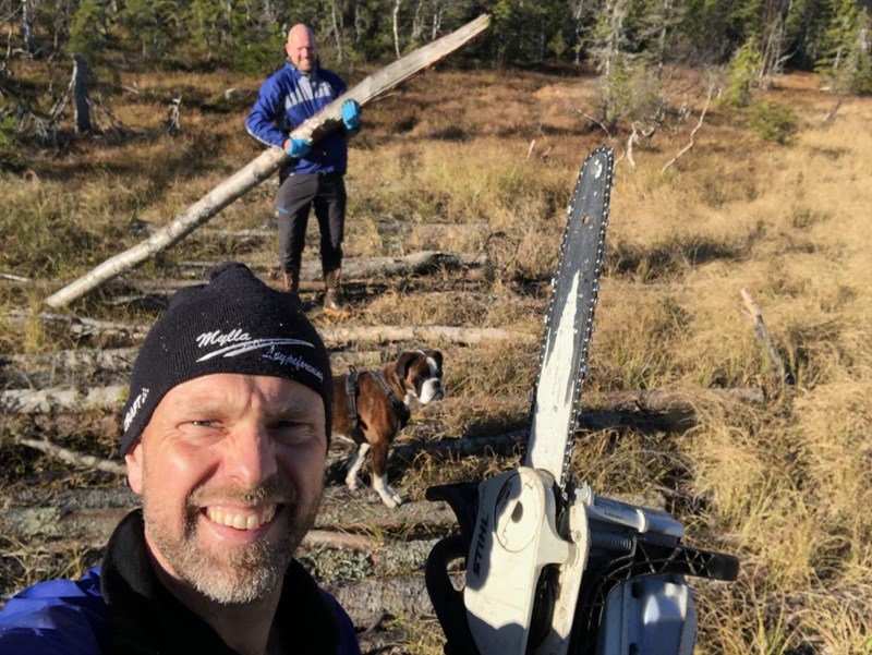 Gunstein Hansen og fotograf Lasse Grønningsæter gikk helt ned til Grønntjern for å forbedre kavlingen der.