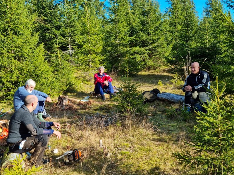 Rast for dugnadsfolket på vei opp mot Stormyra: Eirik Formo, Ole Tvete, Pål Berg og Leif Øie. Foto: Pål Heldrup Rasmussen