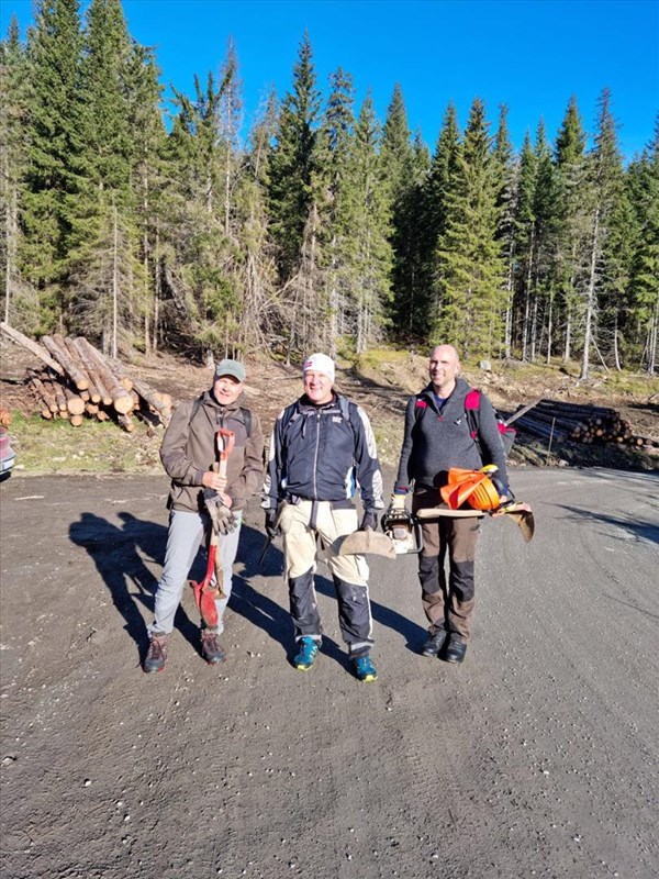 Pål Heldrup Rasmussen, Leif Øie og Eirik Formo utstyrt med høvelige redskaper for dugnad.