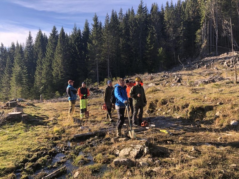 I løypetraseen ved Vestenden, folk fra Myllalia og Orenfeltet: Tore Broholt, Terje Ermesjø, Johs Roen, Edgard Bakken, Øyvind Huse, Per Flaata. Foto: Tore Heldrup Rasmussen