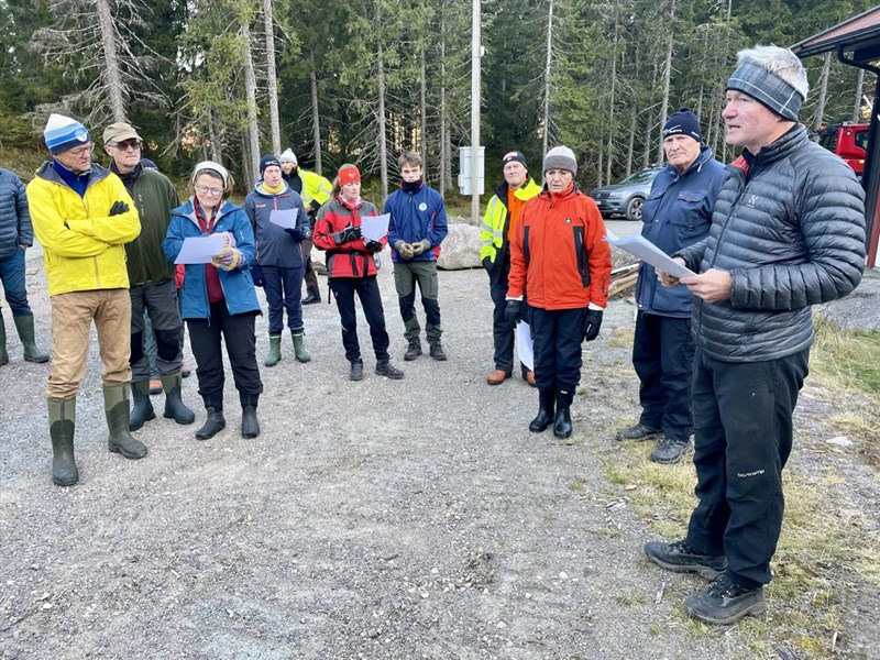 Thorvald Moe, Jakob Skogseid, Margarete Wiese, Øystein Sundelin, Eirik Formo, Elise Caspersen, Casper Arnesen, Olaf Godli, Anne-Kirsten Stensby og Lasse Holmen lytter til leder Tore Heldrup Rasmussen. Foto: Lene Li Dragland