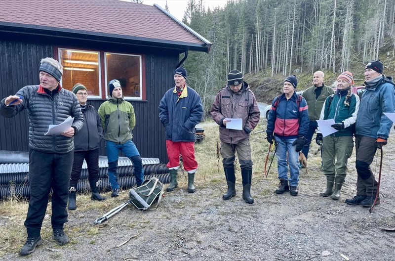 Leder Tore Heldrup Rasmussen deler ut dagens oppgaver. Hege Marie Haakenstad Godli, Petter Godli, Jostein Refsnes, Haakon Kalvsjøhagen, Terje Stensberg, Leif Øie, Nina Strømnes Rodem og Bent Rodem lytter. Foto: Nina Grønnestad Heldrup.