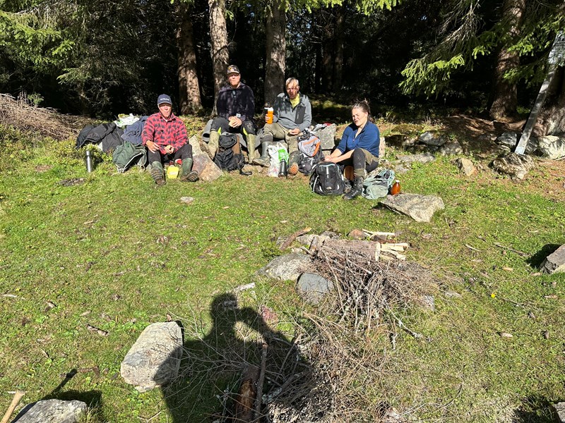 Pause på Karlstadsletta: Jostein Refsnes, Bård Hauger, Roy Abrahamsen og Vilde Haarsaker Foto og skyggeselfie: Arild Bernstrøm