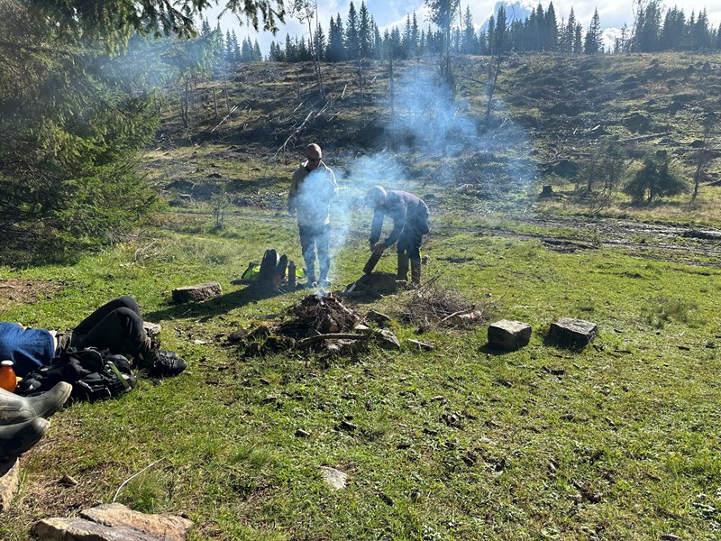 Stian Hauger og Jostein Refsnes er gutta i røyken på Karlstadsletta. Ikke alle klatret å tenne bål i den søkkvåte skogen. Foto: Arild Bernstrøm