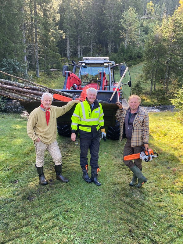 Anders Heger, Tore Heldrup Rasmussen og Sverre Sjøblom sto for rydding og utkjøring bark, her ved Myllsoset. Foto: Harald Martinsen.