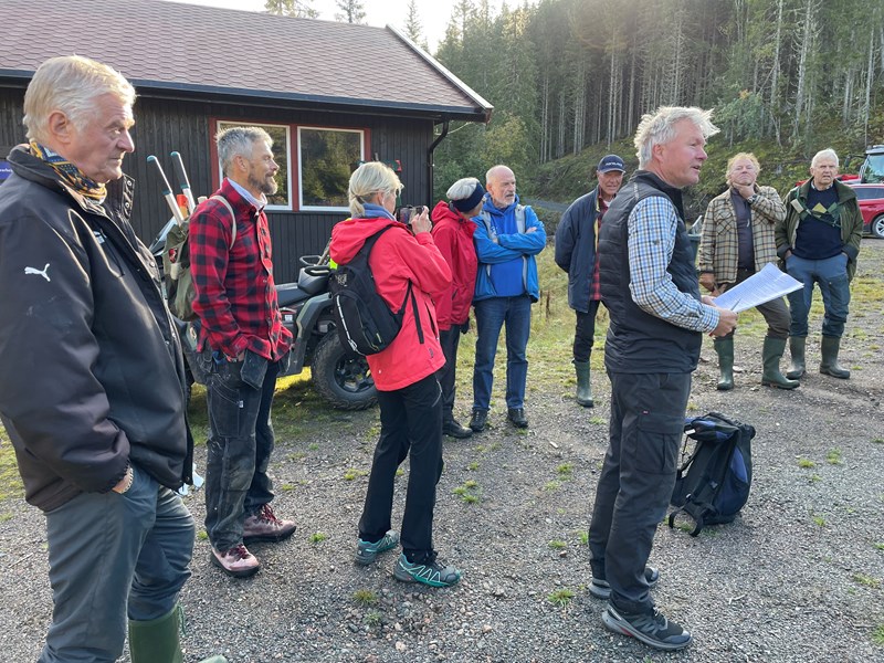 Leder Tore deler ut dagens arbeidsoppgaver. Arild Bernstrøm, Bo Engdahl. Nina Grønnestad Heldrup, Ellen og Kåre Hansen, Jostein Refsnes, Sverre Sjøblom og Sigurd Bjørnstad lytter. Foto: Lene Li Dragland