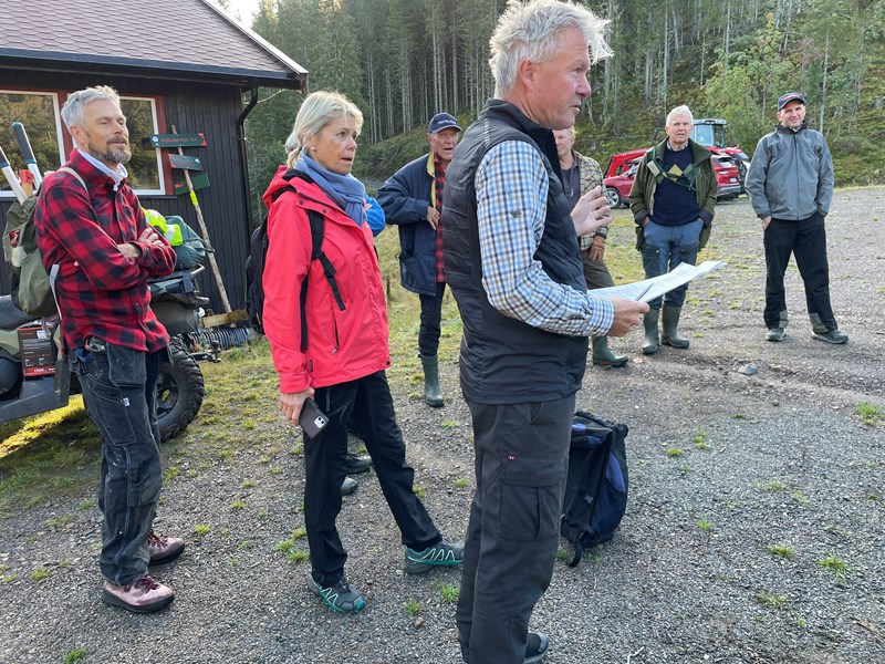 Leder Tore Heldrup Rasmussen deler ut dagens arbeidsoppgaver. Bo Engdahl. Nina Grønnestad Heldrup, Ellen og Kåre Hansen, Jostein Refsnes, Sverre Sjøblom, Sigurd Bjørnstad og Harald Martinsen. Foto: Lene Li Dragland