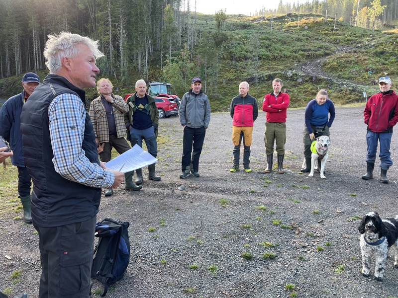 Jostein Refsnes, Sverre Sjøblom, Sigurd Bjørnstad, Harald Martinsen, Steinar Faanes, Trond Faanes, Runa Solvang og Lars Petter Fjeld mottar arbeidsoppgaver fra Tore Heldrup Rasmussen. Foto: Lene Li Dragland