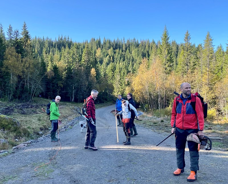 Klare for innsats i Formoløypa: Thomas Knutzen. Bo Engdahl, Arnfinn Strålberg, Thea Knudsen, André Eiklid og Eirik Formo. Foto: Lene Li Dragland