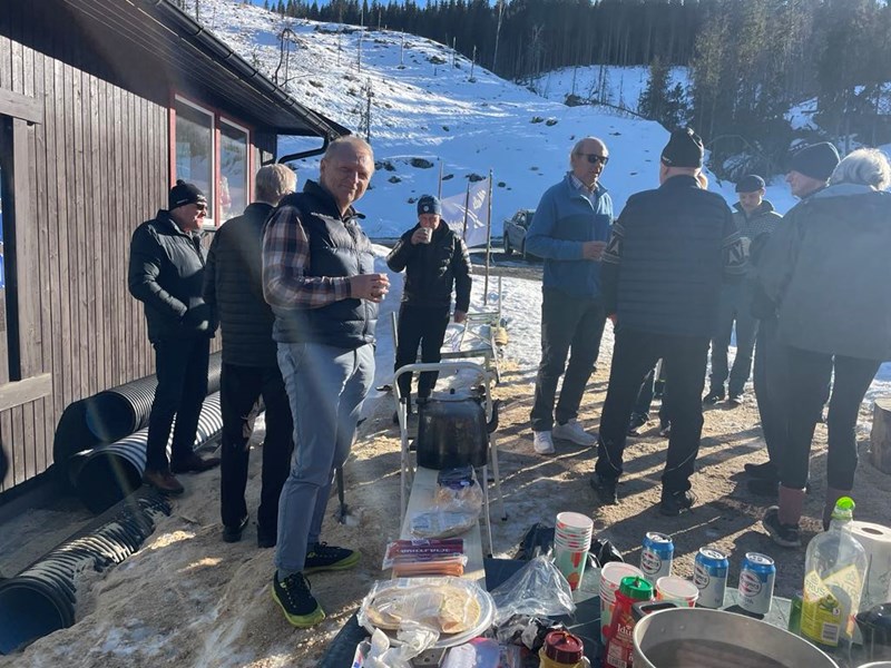 Servering og gode samtaler før møtet. Foto: Nina Grønnestad Heldrup.