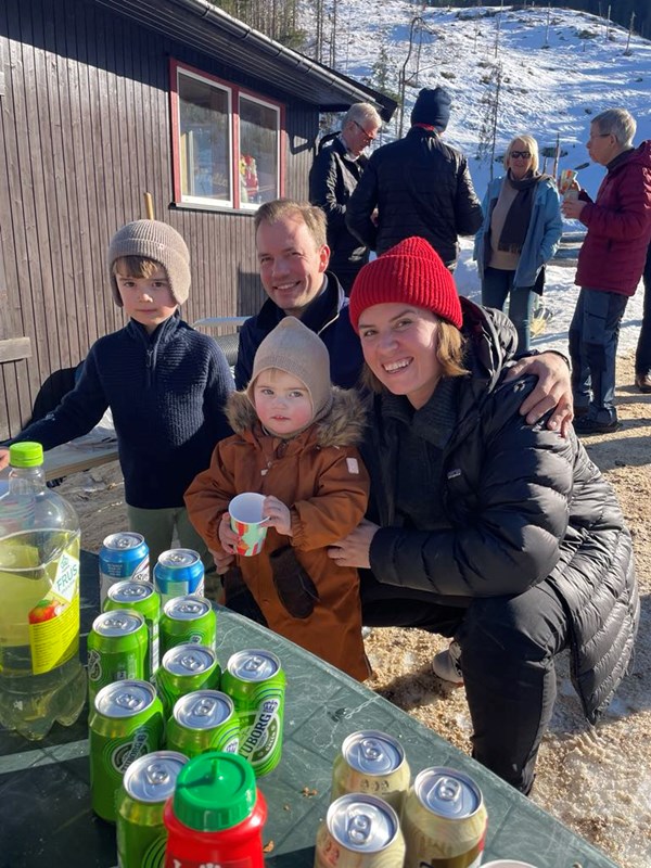 Servering og gode samtaler før møtet. Foto: Nina Grønnestad Heldrup.