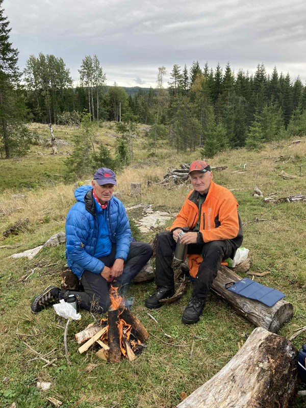 Harald og Hege Marie tar pause med nistepakke og bål i løypa Svea-Stormyra-Volla. Foto: Olaf Godli. Harald og Hege Marie tar pause med nistepakke og bål i løypa Svea-Stormyra-Volla. Foto: Olaf Godli.