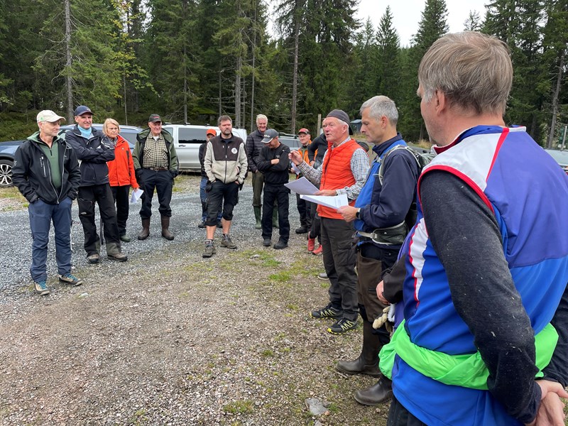 Høstens første dugnad, oppmøte ved garasjen: Lars Petter Fjeld, Harald Martinsen, Anne Kirsten Stensby, Lasse Holmen, Trond Skjerva , Lars Gulbrandsen, Arild Bernstrøm, Stian Hauger, Olaf Godli, Eirik, Tore Heldrup Rasmussen, Ragnar Huseby, Kjell Ivar Skjemstad. Foto: Lene Li Dragland Høstens første dugnad, oppmøte ved garasjen: Lars Petter Fjeld, Harald Martinsen, Anne Kirsten Stensby, Lasse Holmen, Trond Skjerva , Lars Gulbrandsen, Arild Bernstrøm, Stian Hauger, Olaf Godli, Eirik, Tore Heldrup Rasmussen, Ragnar Huseby, Kjell Ivar Skjemstad. Foto: Lene Li Dragland