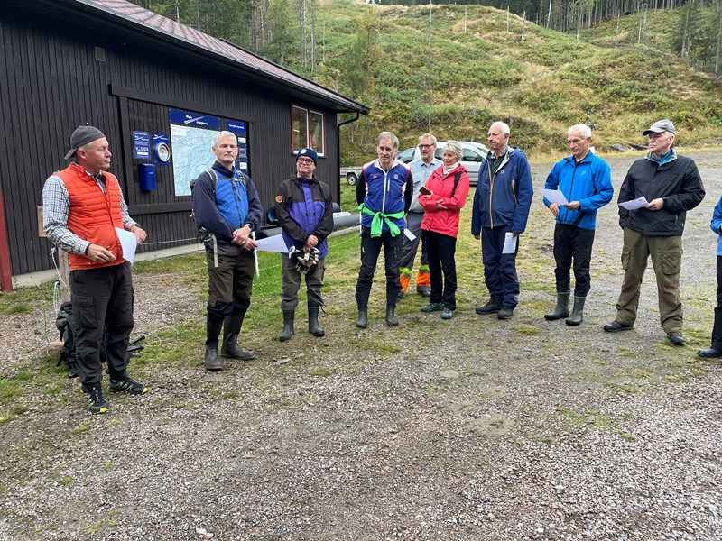 Leder Tore Heldrup Rasmussen fordeler dagens oppgaver til Ragnar Huseby, Trond Urdal, Kjell Ivar Skjemstad, Trond Langseth, Nina Grønnestad Heldrup, Jørgen Heffermehl, Bjørn-Inge Larsen og Lars Vethe. Foto: Lene Li Dragland Leder Tore Heldrup Rasmussen fordeler dagens oppgaver til Ragnar Huseby, Trond Urdal, Kjell Ivar Skjemstad, Trond Langseth, Nina Grønnestad Heldrup, Jørgen Heffermehl, Bjørn-Inge Larsen og Lars Vethe. Foto: Lene Li Dragland