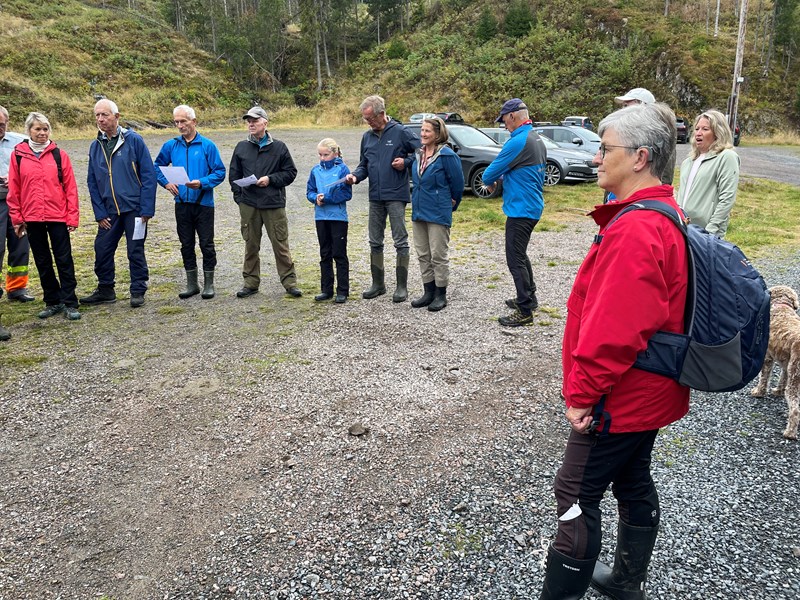 Klare for dugnad: Trond Langseth, Nina Grønnestad Heldrup, Jørgen Heffermehl, Bjørn-Inge Larsen, Lars Vethe, Rikke Thorleifson. Thorleif Grung Moe, Margarete Wiese, Harald Gløersen, Christian Wennberg, Sara Wennberg og Hege Marie Godli. Foto: Lene Li Dragland Klare for dugnad: Trond Langseth, Nina Grønnestad Heldrup, Jørgen Heffermehl, Bjørn-Inge Larsen, Lars Vethe, Rikke Thorleifson. Thorleif Grung Moe, Margarete Wiese, Harald Gløersen, Christian Wennberg, Sara Wennberg og Hege Marie Godli. Foto: Lene Li Dragland
