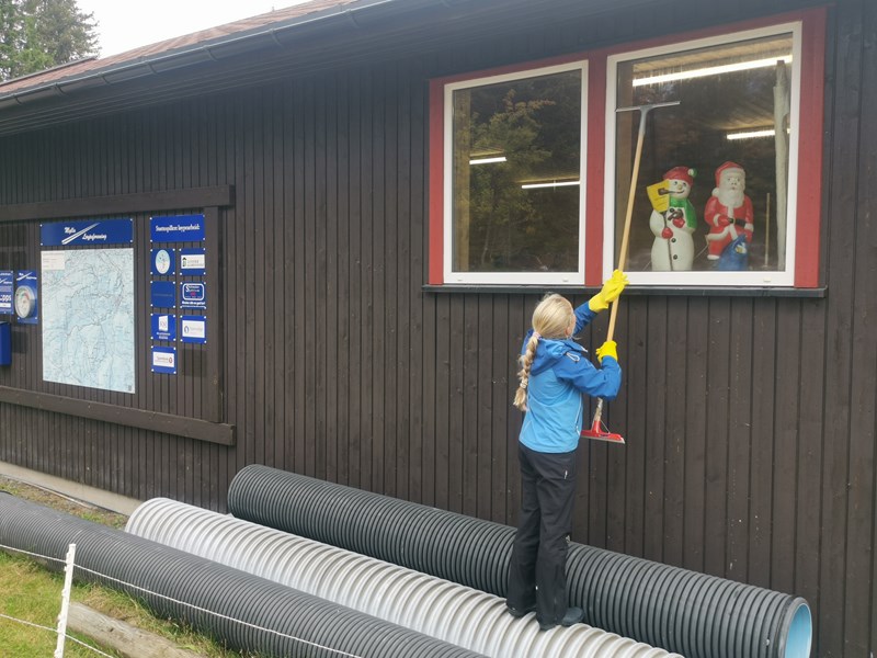 Rikke 11 år lurer på hvorfor det ikke er flere ungdommer med på dugnaden? Foto: Margarete Wiese. Rikke 11 år lurer på hvorfor det ikke er flere ungdommer med på dugnaden? Foto: Margarete Wiese.