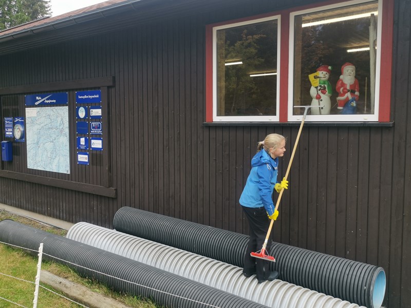Rikke gjør garasjevinduene skinnende blanke. Vinduspynten lyser ikke før nærmere jul. Foto: Margarete Wiese Rikke gjør garasjevinduene skinnende blanke. Vinduspynten lyser ikke før nærmere jul. Foto: Margarete Wiese