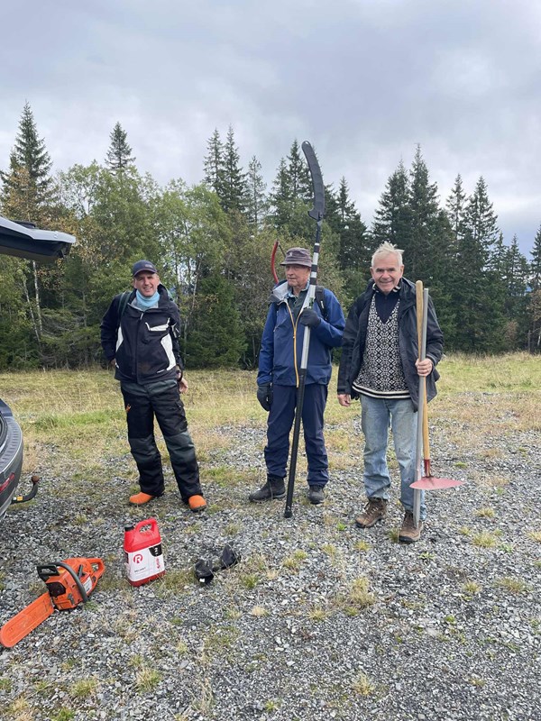 Dugnadskarer utstyrt med høvelige redskaper. Foto: Nina Grønnestad Heldrup. Dugnadskarer utstyrt med høvelige redskaper. Foto: Nina Grønnestad Heldrup.