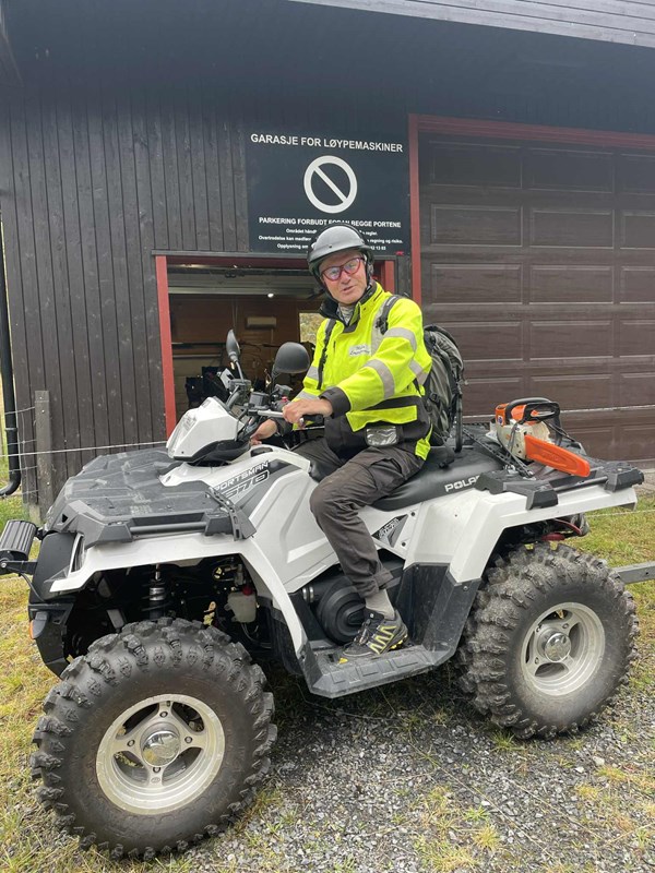 Løypelagsleder Tore Heldrup Rasmussen skal fra østenden til vestenden med kul kjøredoning. Foto: Nina Grønnestad Heldrup. Løypelagsleder Tore Heldrup Rasmussen skal fra østenden til vestenden med kul kjøredoning. Foto: Nina Grønnestad Heldrup.