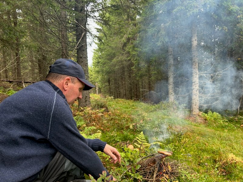 Harald laget bål og ristet brødskivene sine etter innsats i Bislingløypa Foto: Jørgen Heffermehl Harald laget bål og ristet brødskivene sine etter innsats i Bislingløypa Foto: Jørgen Heffermehl