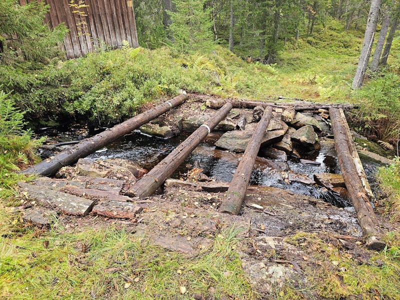 Bordene borte, stokkene som kan brukes ligger igjen. Foto: Lars Petter Fjeld Bordene borte, stokkene som kan brukes ligger igjen. Foto: Lars Petter Fjeld