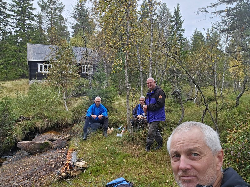 Pause mellom øktene med nistepakke ved bålet. Foto: Lars Petter Fjeld Pause mellom øktene med nistepakke ved bålet. Foto: Lars Petter Fjeld