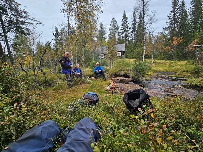 Velfortjent rast ved Svarttjernhytta (Svartbekktjernhytta, kjært barn har mange navn på kartene) Foto: Lars Petter Fjeld Velfortjent rast ved Svarttjernhytta (Svartbekktjernhytta, kjært barn har mange navn på kartene) Foto: Lars Petter Fjeld