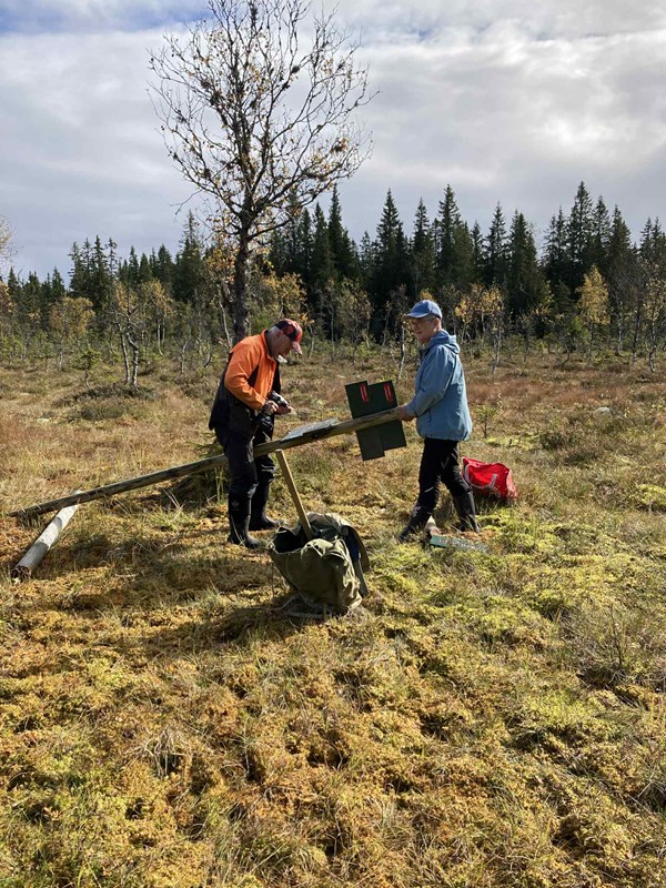Olaf og Hege Marie på dugnad dagen derpå. Skiltstolpen på Stormyra var kjørt rett av. Nå har det fått ny stolpe og er satt på plass. Olaf og Hege Marie på dugnad dagen derpå. Skiltstolpen på Stormyra var kjørt rett av. Nå har det fått ny stolpe og er satt på plass.
