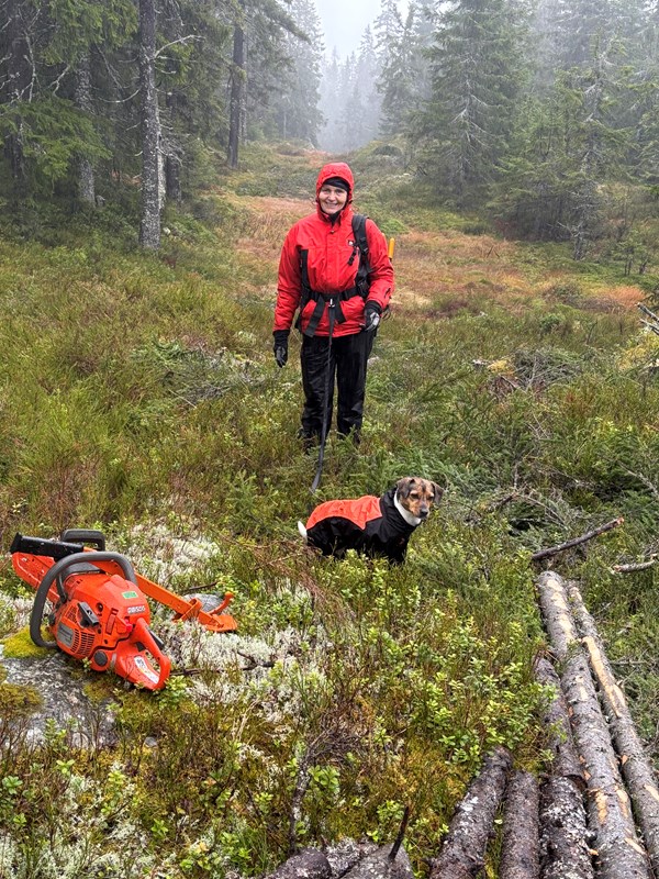 Anne-Kirsten Stensby og hunden Brage ned mot Syljuseterløypa. Foto: Lasse Holmen