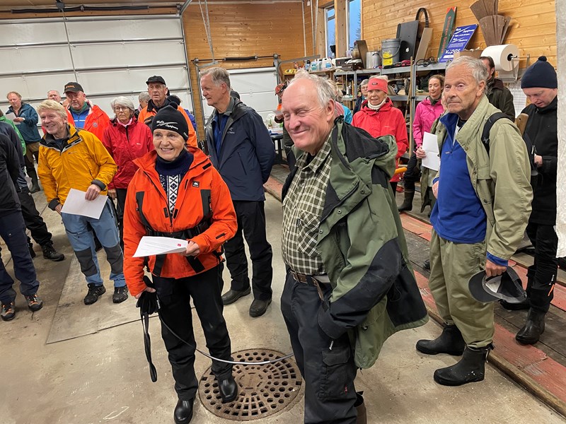 Dugnadsgjengens arbeidsoppgaver fordeles i Myllagarasjen. Foto: Lene Li Dragland