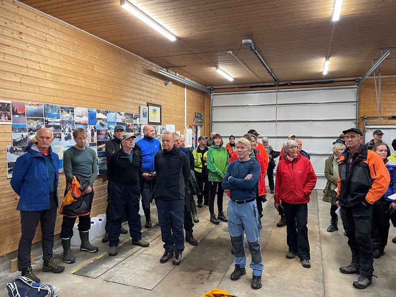 Dugnadsgjengens arbeidsoppgaver fordeles i Myllagarasjen. Foto: Lene Li Dragland