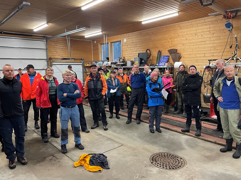 Dugnadsgjengens arbeidsoppgaver fordeles i Myllagarasjen. Foto: Lene Li Dragland