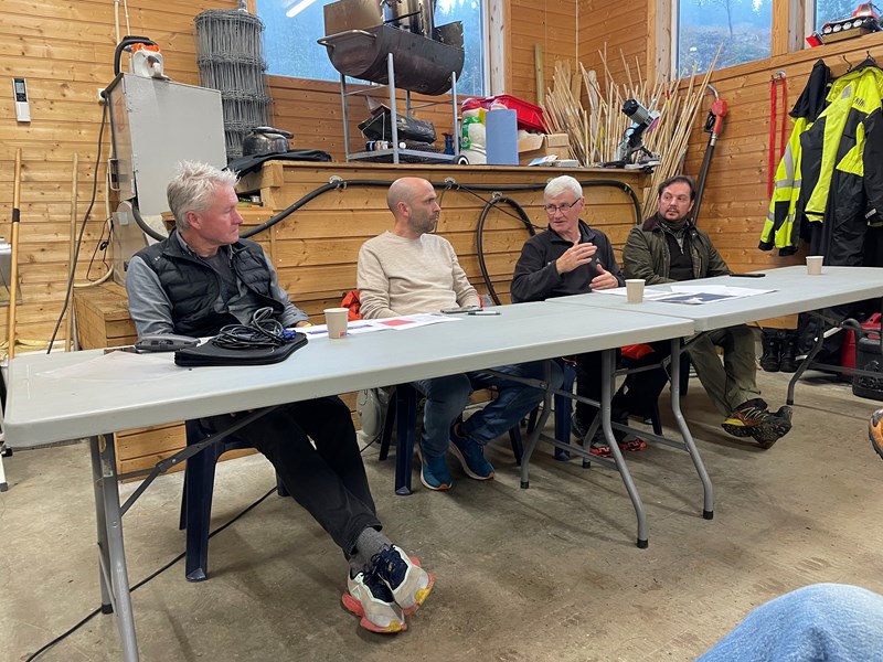 Medlemsmøte etter dugnaden. Leder Tore Heldrup Rasmussen, Eirik Formo, Olaf Godli og Henrik Bärnholdt. Foto: Lene Li Dragland