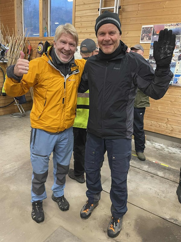 Rolf og Pål på vei ut til våteste dugnaden. Gikk en av dem i vannet? Foto: Nina Grønnestad Heldrup